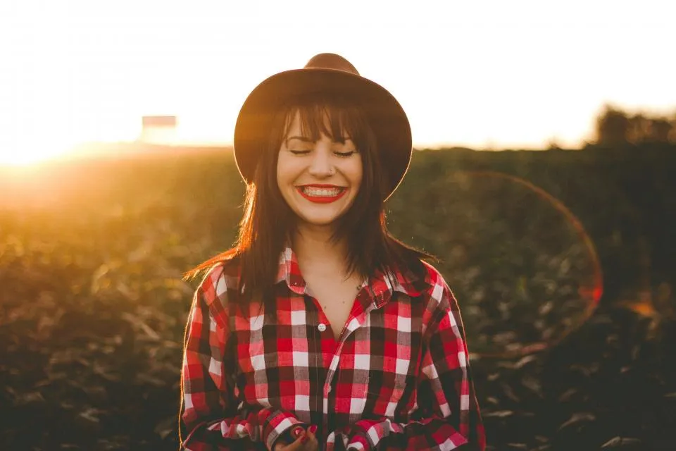 Mulher sorrindo sob a luz do sol
